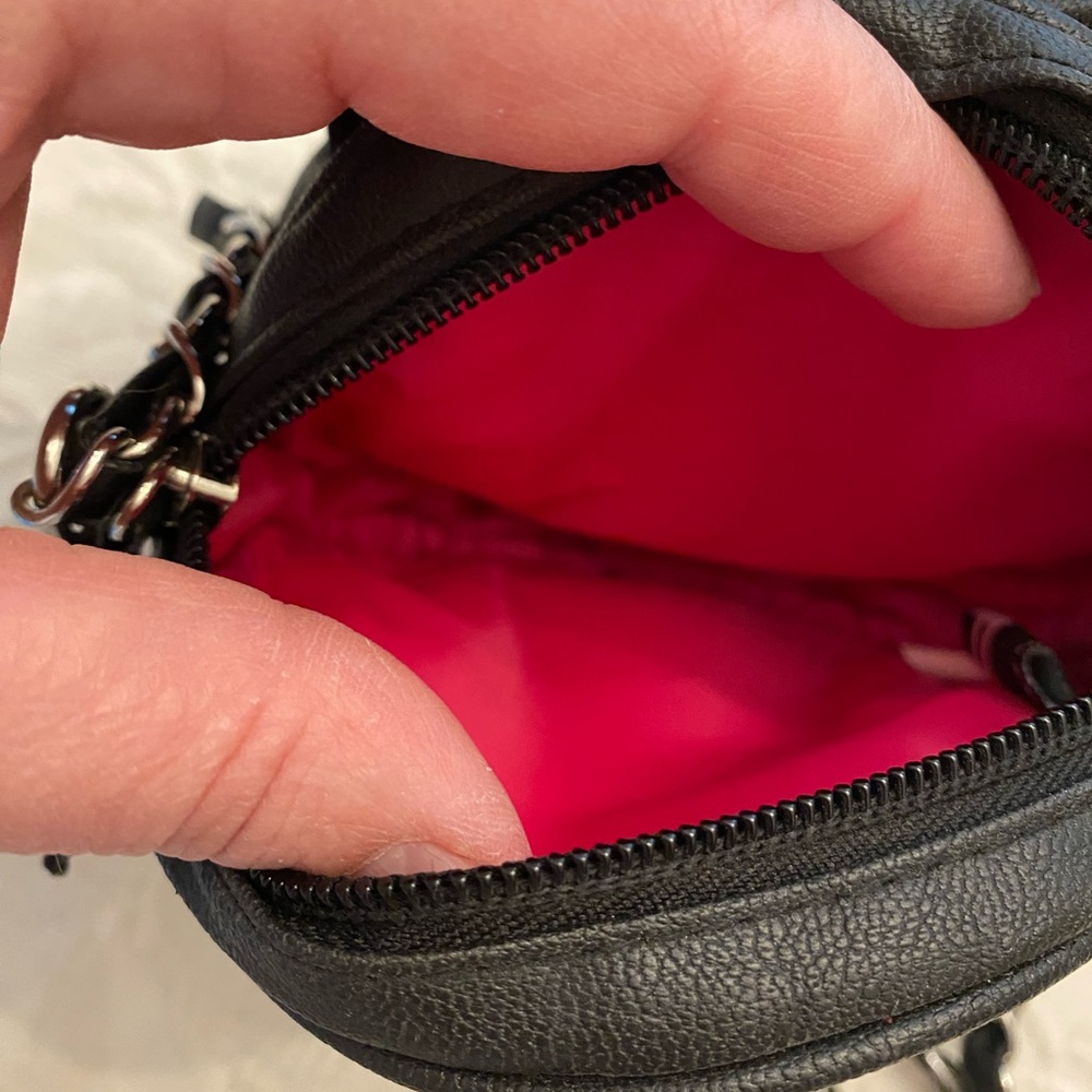 Elegant Black Leather Crossbody Bag - Picture 3 of 3